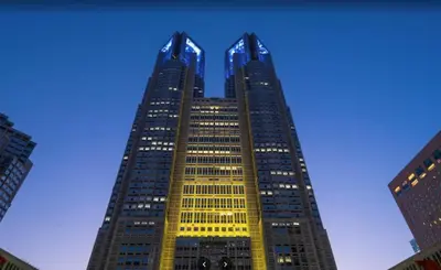 a tall building with lights on the top of it at Near Shinjuku!Nishi Shinjuku Gochome 6min!\u897f\u65b0\u5bbf!\u5730\u94c1\u7ad9\u6b65\u884c6\u5206!\u65b0\u5bbf\u5f92\u6b65\u5708!\u7cbe\u81f4\u516c\u5bd3! \u9ad8\u901f\u65e0\u9650\u5236WIFI 203 in Tokyo