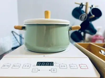 a slow cooker sitting on top of a scale at Shinjuku-Kabukicho-SJ0012 in Tokyo