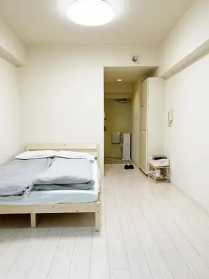 a white bedroom with a bed in a room at Ikebukuro Center# Ikebukuro 5min walk#\u6c60\u888b\u4e2d\u5fc3\u5730\u5e26# \u6c60\u888b\u8f66\u7ad9\u6b65\u884c5\u5206#\u65e0\u9650\u5236wifi #\u6771\u5efa702 in Tokyo
