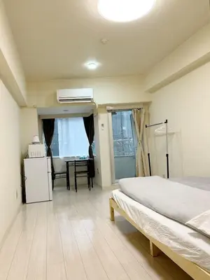 a bedroom with a bed and a kitchen with a table at Ikebukuro Center# Ikebukuro 5min walk#\u6c60\u888b\u4e2d\u5fc3\u5730\u5e26# \u6c60\u888b\u8f66\u7ad9\u6b65\u884c5\u5206#\u65e0\u9650\u5236wifi #\u6771\u5efa702 in Tokyo
