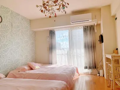 a bedroom with two beds and a window at Ikebukuro Center! Ikebukuro 6min walk! \u6c60\u888b\u4e2d\u5fc3\u5730\u5e26! \u6c60\u888b\u8f66\u7ad9\u6b65\u884c6\u5206! \u516c\u5bd3\u5e72\u6e7f\u5206\u79bb! \u667a\u80fd\u9a6c\u6876! \u9ad8\u901f\u65e0\u9650\u5236\u7f51\u8def!603 in Tokyo