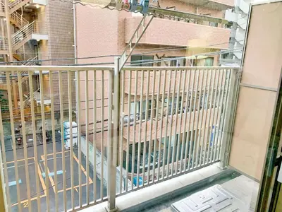 a balcony with a gate in front of a building at Ikebukuro Center! Ikebukuro 6min walk! \u6c60\u888b\u4e2d\u5fc3\u5730\u5e26! \u6c60\u888b\u8f66\u7ad9\u6b65\u884c6\u5206! \u516c\u5bd3\u5e72\u6e7f\u5206\u79bb! \u667a\u80fd\u9a6c\u6876! \u9ad8\u901f\u65e0\u9650\u5236\u7f51\u8def!603 in Tokyo