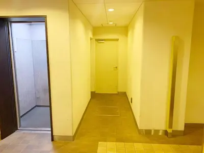 an empty hallway with a glass door and a hallway at Ikebukuro Center! Ikebukuro 6min walk! \u6c60\u888b\u4e2d\u5fc3\u5730\u5e26! \u6c60\u888b\u8f66\u7ad9\u6b65\u884c6\u5206! \u516c\u5bd3\u5e72\u6e7f\u5206\u79bb! \u667a\u80fd\u9a6c\u6876! \u9ad8\u901f\u65e0\u9650\u5236\u7f51\u8def!603 in Tokyo