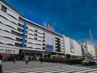 a large building with people walking in front of it at Ikebukuro Center! Ikebukuro 6min walk! \u6c60\u888b\u4e2d\u5fc3\u5730\u5e26! \u6c60\u888b\u8f66\u7ad9\u6b65\u884c6\u5206! \u516c\u5bd3\u5e72\u6e7f\u5206\u79bb! \u667a\u80fd\u9a6c\u6876! \u9ad8\u901f\u65e0\u9650\u5236\u7f51\u8def!603 in Tokyo