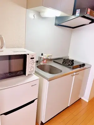 a small kitchen with a sink and a microwave at Ikebukuro Center! Ikebukuro 6min walk! \u6c60\u888b\u4e2d\u5fc3\u5730\u5e26! \u6c60\u888b\u8f66\u7ad9\u6b65\u884c6\u5206! \u516c\u5bd3\u5e72\u6e7f\u5206\u79bb! \u667a\u80fd\u9a6c\u6876! \u9ad8\u901f\u65e0\u9650\u5236\u7f51\u8def!603 in Tokyo