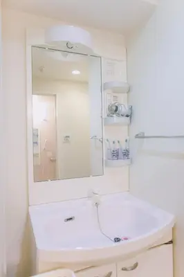 a bathroom with a white sink and a mirror at Ikebukuro Center! Ikebukuro 6min walk! \u6c60\u888b\u4e2d\u5fc3\u5730\u5e26! \u6c60\u888b\u8f66\u7ad9\u6b65\u884c6\u5206! \u516c\u5bd3\u5e72\u6e7f\u5206\u79bb! \u667a\u80fd\u9a6c\u6876! \u9ad8\u901f\u65e0\u9650\u5236\u7f51\u8def!603 in Tokyo