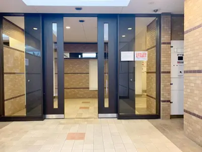 an empty lobby with glass doors in a building at Ikebukuro Center! Ikebukuro 6min walk! \u6c60\u888b\u4e2d\u5fc3\u5730\u5e26! \u6c60\u888b\u8f66\u7ad9\u6b65\u884c6\u5206! \u516c\u5bd3\u5e72\u6e7f\u5206\u79bb! \u667a\u80fd\u9a6c\u6876! \u9ad8\u901f\u65e0\u9650\u5236\u7f51\u8def!603 in Tokyo
