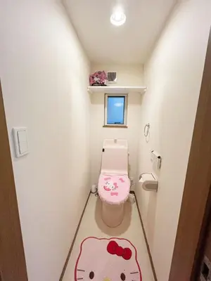a small bathroom with a toilet with a hello kitty rug at Ikebukuro Center! Ikebukuro 6min walk!\u6c60\u888b\u4e2d\u5fc3\u5730\u5e26! \u6c60\u888b\u8f66\u7ad9\u6b65\u884c6\u5206!loft\u9601\u697c!\u516c\u5bd3\u5e72\u6e7f\u5206\u79bb! \u667a\u80fd\u9a6c\u6876! \u9ad8\u901f\u65e0\u9650\u5236\u7f51\u8def! 103 in Tokyo
