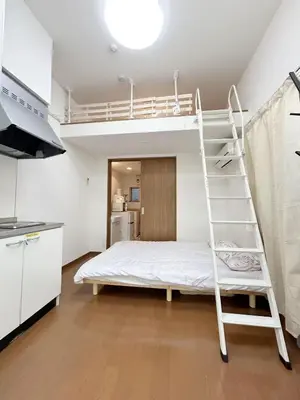 a bedroom with a bunk bed and a ladder at Ikebukuro Center! Ikebukuro 6min walk!\u6c60\u888b\u4e2d\u5fc3\u5730\u5e26! \u6c60\u888b\u8f66\u7ad9\u6b65\u884c6\u5206!loft\u9601\u697c!\u516c\u5bd3\u5e72\u6e7f\u5206\u79bb! \u667a\u80fd\u9a6c\u6876! \u9ad8\u901f\u65e0\u9650\u5236\u7f51\u8def! 103 in Tokyo