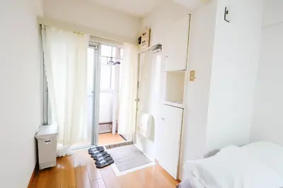 a white room with a bed and a window at Ikebukuro Center# Ikebukuro 9min walk#\u6c60\u888b\u4e2d\u5fc3\u5730\u5e26# \u6c60\u888b\u8f66\u7ad9\u6b65\u884c9\u5206# \u9ad8\u901f\u65e0\u9650\u5236WIFI #\u8bbe\u65bd\u9f50\u5168 \u5b89\u9759\u6574\u6d01201 in Tokyo