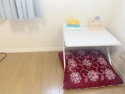 a white table with a red rug under it at \u9ad8\u7530\u99ac\u5834 T akadababa subway, 5-Minute Walk from New room BC in Tokyo