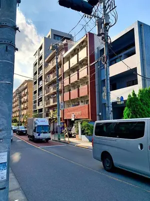 a white van is driving down a city street at Shinjuku Area!Nishi-Shinjuku Gochome subway 6 minutes walk! \u897f\u65b0\u5bbf\u4e94\u4e01\u76ee\u8f66\u7ad9\u6b65\u884c6\u5206\u949f! \u9ad8\u901f\u65e0\u9650\u5236WIFI 201 in Tokyo