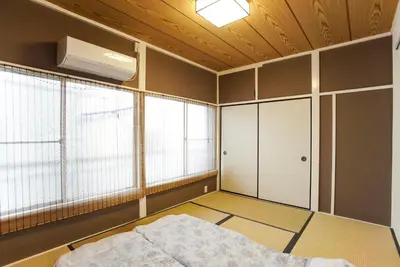 a bedroom with a bed and windows and a ceiling at \u5929\u7a7a\u6811\u8fd1\u5728\u54ab\u5c3a! \u6d45\u8349\u79cb\u53f6\u539f\u5708\u5185! \u6700\u8fd1\u5730\u94c1\u6b65\u884c3\u5206\u949f! Near Skytree Asakusa!station 3 mins walk !\u5e72\u6e7f\u5206\u79bb! \u667a\u80fd\u9a6c\u6876! \u9ad8\u901f\u65e0\u9650\u5236\u7f51\u8def! 3LDK! Skytree in Tokyo