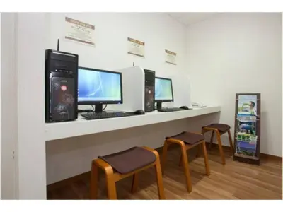 a counter with three computer monitors and stools at Hotel Hanabi - Vacation STAY 67144v in Tokyo