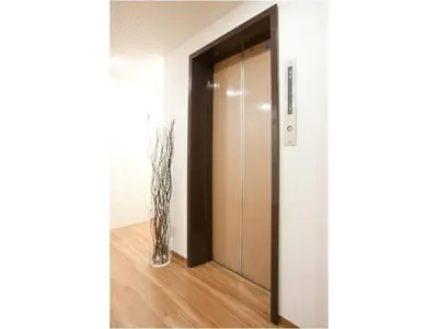 a hallway with a door and a vase on the floor at Hotel Hanabi - Vacation STAY 67139v in Tokyo