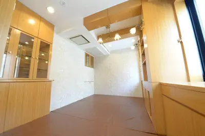 an empty room with a door to a room with a kitchen at la3 hotel \u65b0\u5bbf\u4e09\u968e\u5efa\u3066\u4e00\u8ed2\u5bb6\uff08\u5c4b\u5185\u30a8\u30ec\u30d9\u30fc\u30bf\u30fc\u4ed8\u304d) in Tokyo