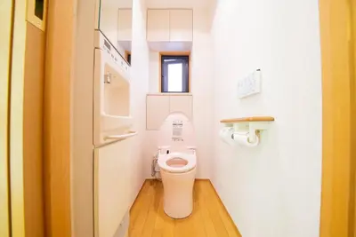 a bathroom with a toilet in a small room at la3 hotel \u65b0\u5bbf\u4e09\u968e\u5efa\u3066\u4e00\u8ed2\u5bb6\uff08\u5c4b\u5185\u30a8\u30ec\u30d9\u30fc\u30bf\u30fc\u4ed8\u304d) in Tokyo