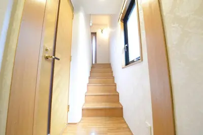 a hallway with a stairway leading up to a door at la3 hotel \u65b0\u5bbf\u4e09\u968e\u5efa\u3066\u4e00\u8ed2\u5bb6\uff08\u5c4b\u5185\u30a8\u30ec\u30d9\u30fc\u30bf\u30fc\u4ed8\u304d) in Tokyo
