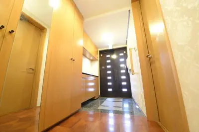a hallway with a door leading to a room at la3 hotel \u65b0\u5bbf\u4e09\u968e\u5efa\u3066\u4e00\u8ed2\u5bb6\uff08\u5c4b\u5185\u30a8\u30ec\u30d9\u30fc\u30bf\u30fc\u4ed8\u304d) in Tokyo