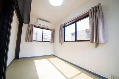 a room with two windows and a tiled floor at la3 hotel annex \u65b0\u5bbf\u4e09\u968e\u5efa\u3066\u4e00\u8ed2\u5bb6 in Tokyo