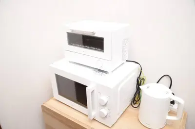 a white computer system sitting on top of a table at la3 hotel annex \u65b0\u5bbf\u4e09\u968e\u5efa\u3066\u4e00\u8ed2\u5bb6 in Tokyo