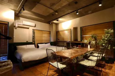 a bedroom with a bed and a table and chairs at \u30b5\u30f3\u30e2\u30fc\u30eb\u7b2c\u4e09\u30de\u30f3\u30b7\u30e7\u30f3 in Tokyo