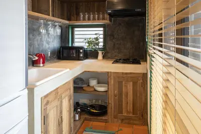 a small kitchen with wooden cabinets and a sink at \u30b5\u30f3\u30e2\u30fc\u30eb\u7b2c\u4e09\u30de\u30f3\u30b7\u30e7\u30f3 in Tokyo