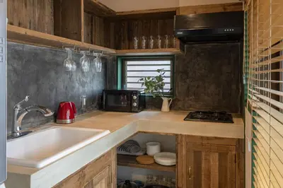 a small kitchen with a sink and a stove at \u30b5\u30f3\u30e2\u30fc\u30eb\u7b2c\u4e09\u30de\u30f3\u30b7\u30e7\u30f3 in Tokyo