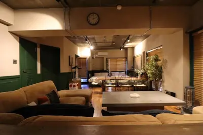 a living room with couches and a table and a clock at \u30b5\u30f3\u30e2\u30fc\u30eb\u7b2c\u4e09\u30de\u30f3\u30b7\u30e7\u30f3 in Tokyo