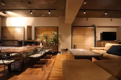 a living room with a long table and chairs at \u30b5\u30f3\u30e2\u30fc\u30eb\u7b2c\u4e09\u30de\u30f3\u30b7\u30e7\u30f3 in Tokyo
