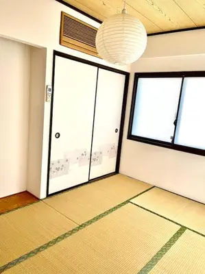 an empty room with large windows and a chandelier at \u6c60\u888b\u4e09\u99c5\u306e\u5bb6 \u5927\u5c71\u99c5\u304b\u3089\u5f92\u6b694\u5206 in Tokyo