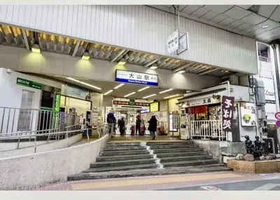 a building with stairs and people walking through it at \u6c60\u888b\u4e09\u99c5\u306e\u5bb6 \u5927\u5c71\u99c5\u304b\u3089\u5f92\u6b694\u5206 in Tokyo
