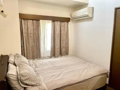 a bed in a room with a window at \u6c60\u888b\u4e09\u99c5\u306e\u5bb6 \u5927\u5c71\u99c5\u304b\u3089\u5f92\u6b694\u5206 in Tokyo