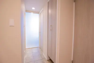 a hallway with a door and a tile floor at Your best choice for travel in Yoyogi EoY6 in Tokyo