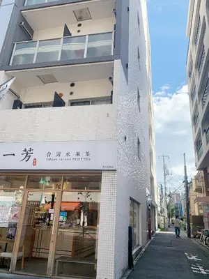a building with writing on the side of it at Ookubo! Shinjuku! kabukicho! \u65b0\u5bbf\u4e2d\u5fc3! \u5927\u4e45\u4fdd! \u65b0\u5bbf\u6b4c\u821e\u4f0e! \u5730\u94c1\u7ad9\u6b65\u884c3\u5206! Autolock! \u667a\u80fd\u9a6c\u6876! \u9ad8\u901f\u65e0\u9650\u5236\u7f51\u8def!601 in Tokyo