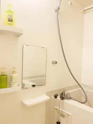 a bathroom with a sink and a mirror at Ookubo! Shinjuku! kabukicho! \u65b0\u5bbf\u4e2d\u5fc3! \u5927\u4e45\u4fdd! \u65b0\u5bbf\u6b4c\u821e\u4f0e! \u5730\u94c1\u7ad9\u6b65\u884c3\u5206! Autolock! \u667a\u80fd\u9a6c\u6876! \u9ad8\u901f\u65e0\u9650\u5236\u7f51\u8def!601 in Tokyo