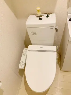 a bathroom with a white toilet with a remote control at Ookubo! Shinjuku! kabukicho! \u65b0\u5bbf\u4e2d\u5fc3! \u5927\u4e45\u4fdd! \u65b0\u5bbf\u6b4c\u821e\u4f0e! \u5730\u94c1\u7ad9\u6b65\u884c3\u5206! Autolock! \u667a\u80fd\u9a6c\u6876! \u9ad8\u901f\u65e0\u9650\u5236\u7f51\u8def!601 in Tokyo