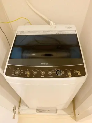 a tablet computer sitting on top of a stand at Ookubo! Shinjuku! kabukicho! \u65b0\u5bbf\u4e2d\u5fc3! \u5927\u4e45\u4fdd! \u65b0\u5bbf\u6b4c\u821e\u4f0e! \u5730\u94c1\u7ad9\u6b65\u884c3\u5206! Autolock! \u667a\u80fd\u9a6c\u6876! \u9ad8\u901f\u65e0\u9650\u5236\u7f51\u8def!601 in Tokyo
