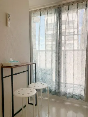 a room with two stools in front of a window at Ookubo! Shinjuku! kabukicho! \u65b0\u5bbf\u4e2d\u5fc3! \u5927\u4e45\u4fdd! \u65b0\u5bbf\u6b4c\u821e\u4f0e! \u5730\u94c1\u7ad9\u6b65\u884c3\u5206! Autolock! \u667a\u80fd\u9a6c\u6876! \u9ad8\u901f\u65e0\u9650\u5236\u7f51\u8def!601 in Tokyo