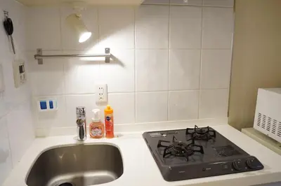 a kitchen counter with a sink and a stove at Ookubo! Shinjuku! kabukicho! \u65b0\u5bbf\u4e2d\u5fc3! \u5927\u4e45\u4fdd! \u65b0\u5bbf\u6b4c\u821e\u4f0e! \u5730\u94c1\u7ad9\u6b65\u884c3\u5206! Autolock! \u667a\u80fd\u9a6c\u6876! \u9ad8\u901f\u65e0\u9650\u5236\u7f51\u8def!601 in Tokyo