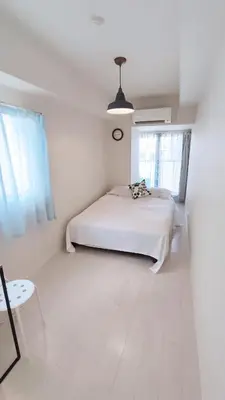 a white bedroom with a bed and a window at Ookubo! Shinjuku! kabukicho! \u65b0\u5bbf\u4e2d\u5fc3! \u5927\u4e45\u4fdd! \u65b0\u5bbf\u6b4c\u821e\u4f0e! \u5730\u94c1\u7ad9\u6b65\u884c3\u5206! Autolock! \u667a\u80fd\u9a6c\u6876! \u9ad8\u901f\u65e0\u9650\u5236\u7f51\u8def!601 in Tokyo