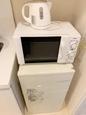 a white microwave sitting on top of two drawers at Ookubo! Shinjuku! kabukicho! \u65b0\u5bbf\u4e2d\u5fc3! \u5927\u4e45\u4fdd! \u65b0\u5bbf\u6b4c\u821e\u4f0e! \u5730\u94c1\u7ad9\u6b65\u884c3\u5206! Autolock! \u667a\u80fd\u9a6c\u6876! \u9ad8\u901f\u65e0\u9650\u5236\u7f51\u8def!601 in Tokyo