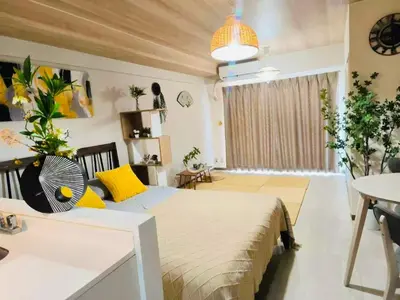 a bedroom with a large bed with yellow pillows at shibuya center -Max 5p-\u5bb6\u5ead\u516c\u5bd3-\u8f66\u7ad97\u5206-\u76f4\u8fbe\u65b0\u5bbf\u6d89\u8c37\u516d\u672c\u6728\u94f6\u5ea7 in Tokyo