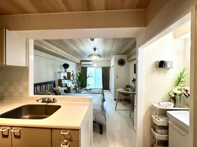 a kitchen with a sink and a bed in a room at shibuya center -Max 5p-\u5bb6\u5ead\u516c\u5bd3-\u8f66\u7ad97\u5206-\u76f4\u8fbe\u65b0\u5bbf\u6d89\u8c37\u516d\u672c\u6728\u94f6\u5ea7 in Tokyo