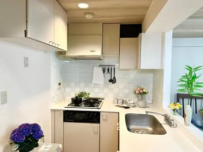 a kitchen with white cabinets and a sink at shibuya center -Max 5p-\u5bb6\u5ead\u516c\u5bd3-\u8f66\u7ad97\u5206-\u76f4\u8fbe\u65b0\u5bbf\u6d89\u8c37\u516d\u672c\u6728\u94f6\u5ea7 in Tokyo