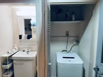 a small bathroom with a toilet and a sink at shibuya center -Max 5p-\u5bb6\u5ead\u516c\u5bd3-\u8f66\u7ad97\u5206-\u76f4\u8fbe\u65b0\u5bbf\u6d89\u8c37\u516d\u672c\u6728\u94f6\u5ea7 in Tokyo