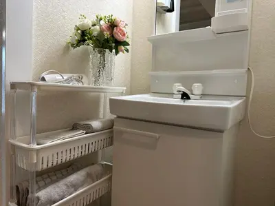 a bathroom with a sink and a vase of flowers at shibuya center -Max 5p-\u5bb6\u5ead\u516c\u5bd3-\u8f66\u7ad97\u5206-\u76f4\u8fbe\u65b0\u5bbf\u6d89\u8c37\u516d\u672c\u6728\u94f6\u5ea7 in Tokyo