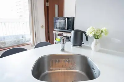 a kitchen counter with a sink and a microwave at \u30ac\u30a4\u30a2\u6b4c\u821e\u4f0e\u753a\u58f1\u756a\u9928602 in Tokyo