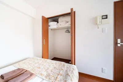 a small room with a bed and a closet at \u30ac\u30a4\u30a2\u6b4c\u821e\u4f0e\u753a\u58f1\u756a\u9928602 in Tokyo