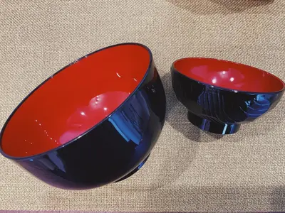 two red and black bowls sitting on the table at KUMOMA Entire Apartment Skytree \u8cb8\u5207 \u6574\u5957\u51fa\u79df Max4 People \u6700\u59274\u4eba 8min to sta \u8f66\u7ad9\u6b65\u884c8\u5206\u949f 36m2 in Tokyo
